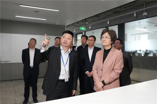 重庆市政协主席程丽华走访调研富民银行