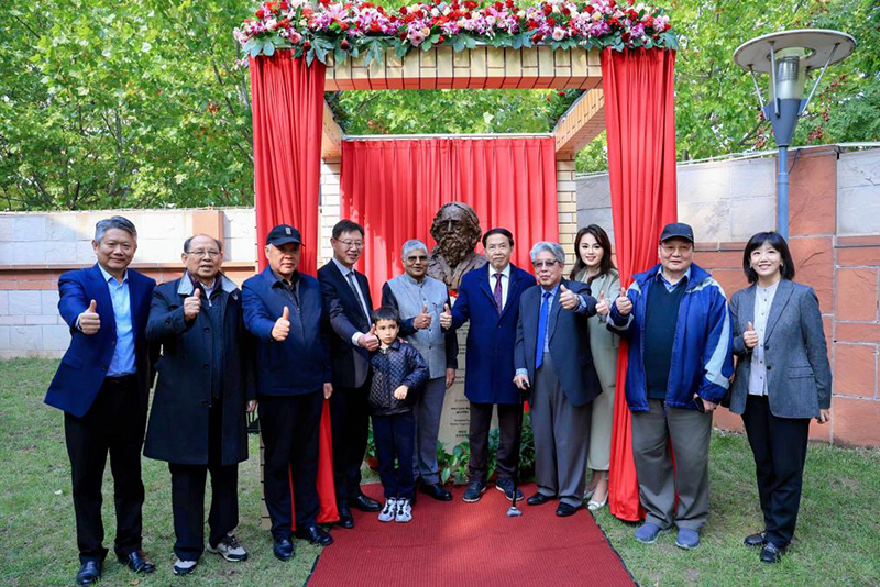 袁熙坤创作泰戈尔雕塑落户印度驻华使馆架起中印文明对话新桥梁