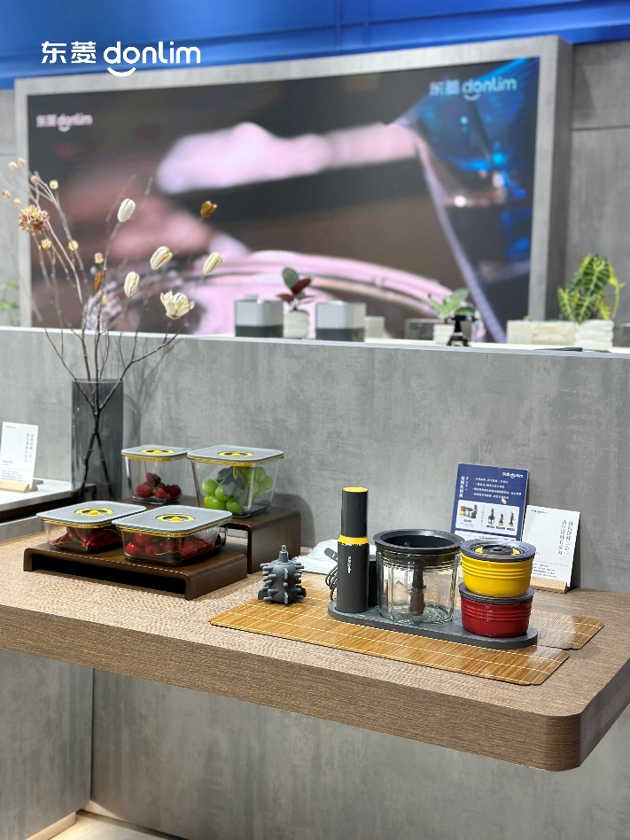 东菱携新品电蒸锅亮相AWE2026，现场“蒸汽烹饪”还原地道“汽锅鸡”！