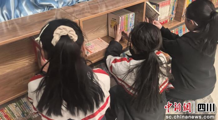 荧幕暖意照高原：唐嫣以书香为翼 助力巴塘孩童逐梦成长