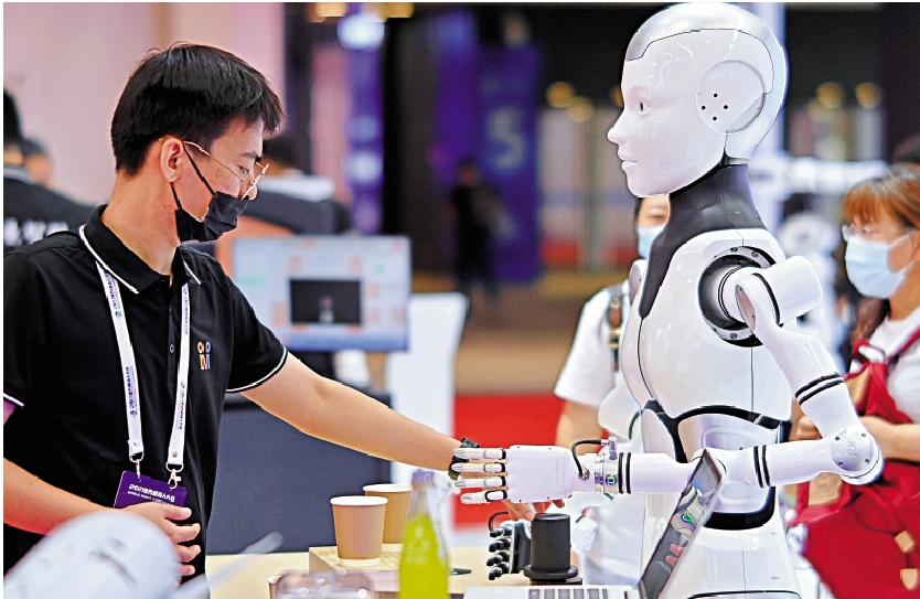 　　圖：2021世界機器人大會在北京開幕。圖為服務機器人，可獨立完成開瓶、倒酒等動作。/中新社