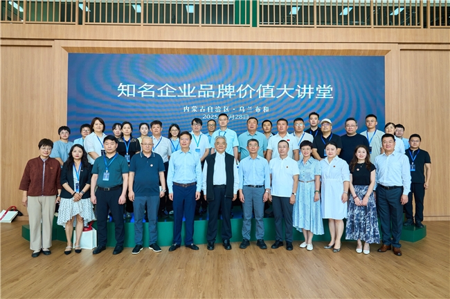 走进乌兰布和 见证世界品质——20余家知名企业单位探访蒙牛沙漠有机奶源地