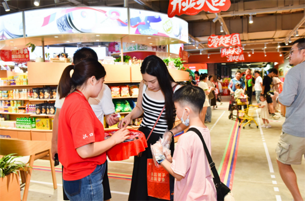 每日超3000人入店 良品铺子全国首家“零食王国”成为零食新地标