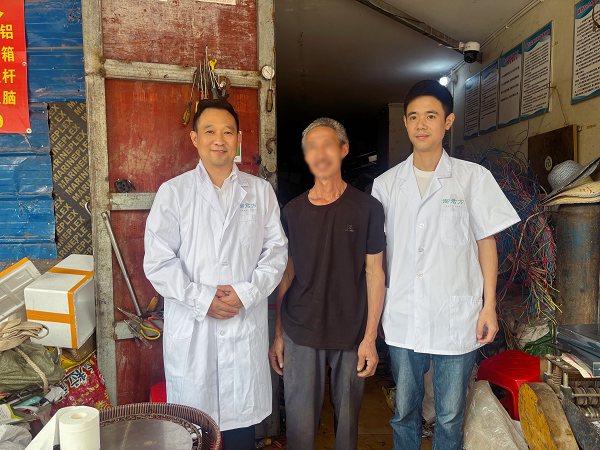 御君方家庭医生团队用户关怀行动：一次叩响空巢老人心门的健康守护