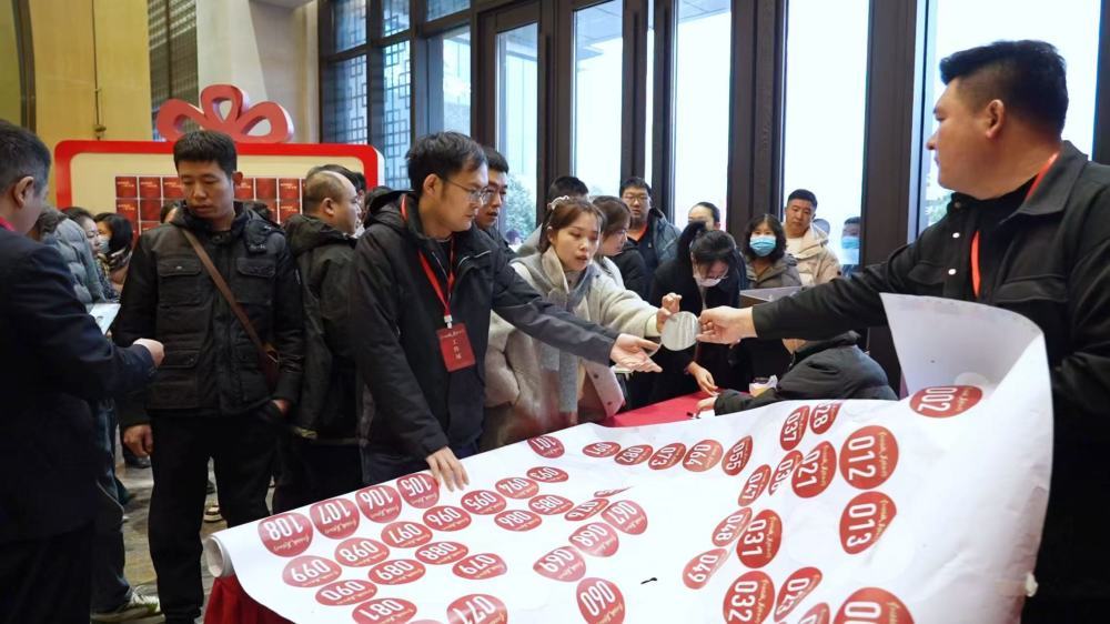 2026年3月1日，在山东青岛城阳区和达智慧生态城配售型保障性住房项目公开选房现场，购房者正在领取选房序号。新华社记者 张钟仁 摄 