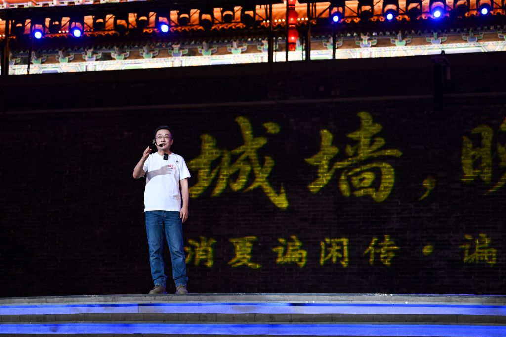 从“看演出”到“聊文化”,城墙夜话带火暑期经济