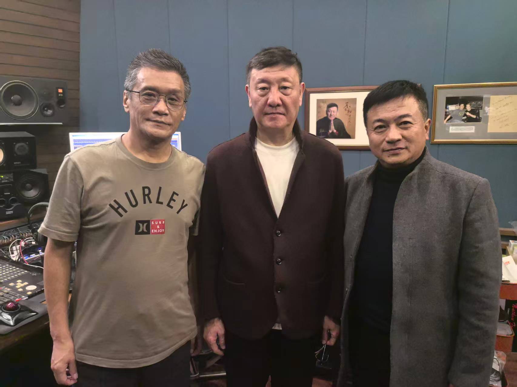 一群男人站在一起描述已自动生成