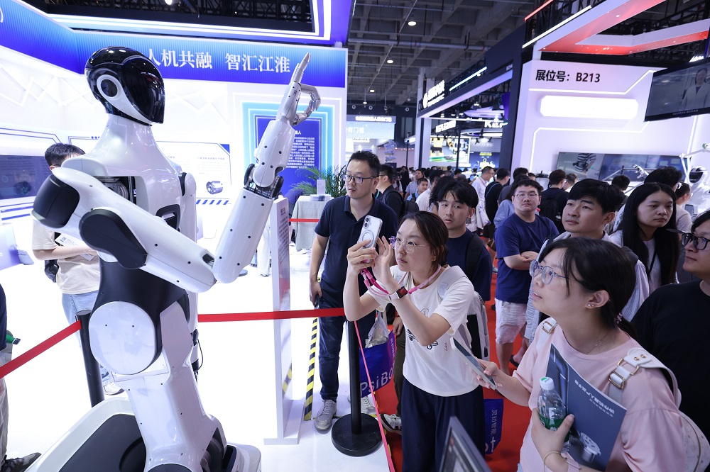 江淮前沿技术协同创新中心闪耀2025世界机器人大会：全自研绳驱机器人S1与视触灵巧手引领未来生活新篇章