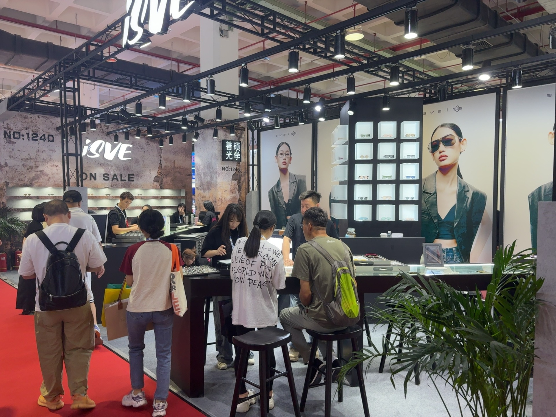 2025 中国国际眼镜业展览会：iSVE 品牌展区人气爆棚，潮流与专业碰撞引关注
