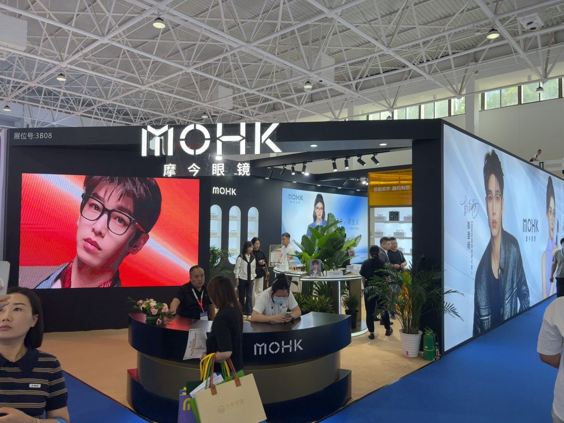 2025 中国国际眼镜业展览会：摩今眼镜（MOHK）潮流亮相，“搭配美学 颜久有型” 引爆时尚焦点
