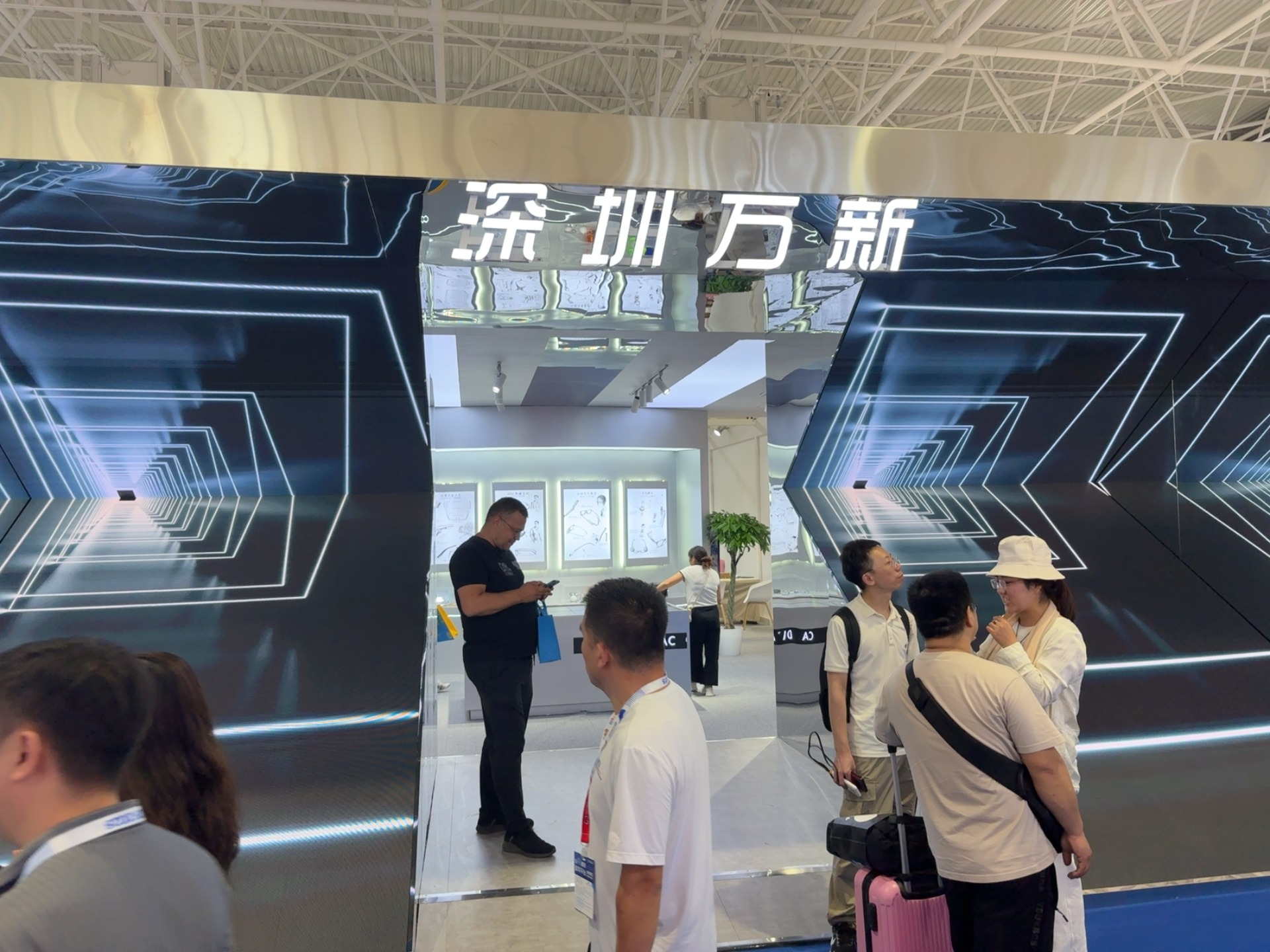 2025 中国国际眼镜业展览会：深圳万新科技感展台吸睛，多元品牌矩阵展现行业硬实力