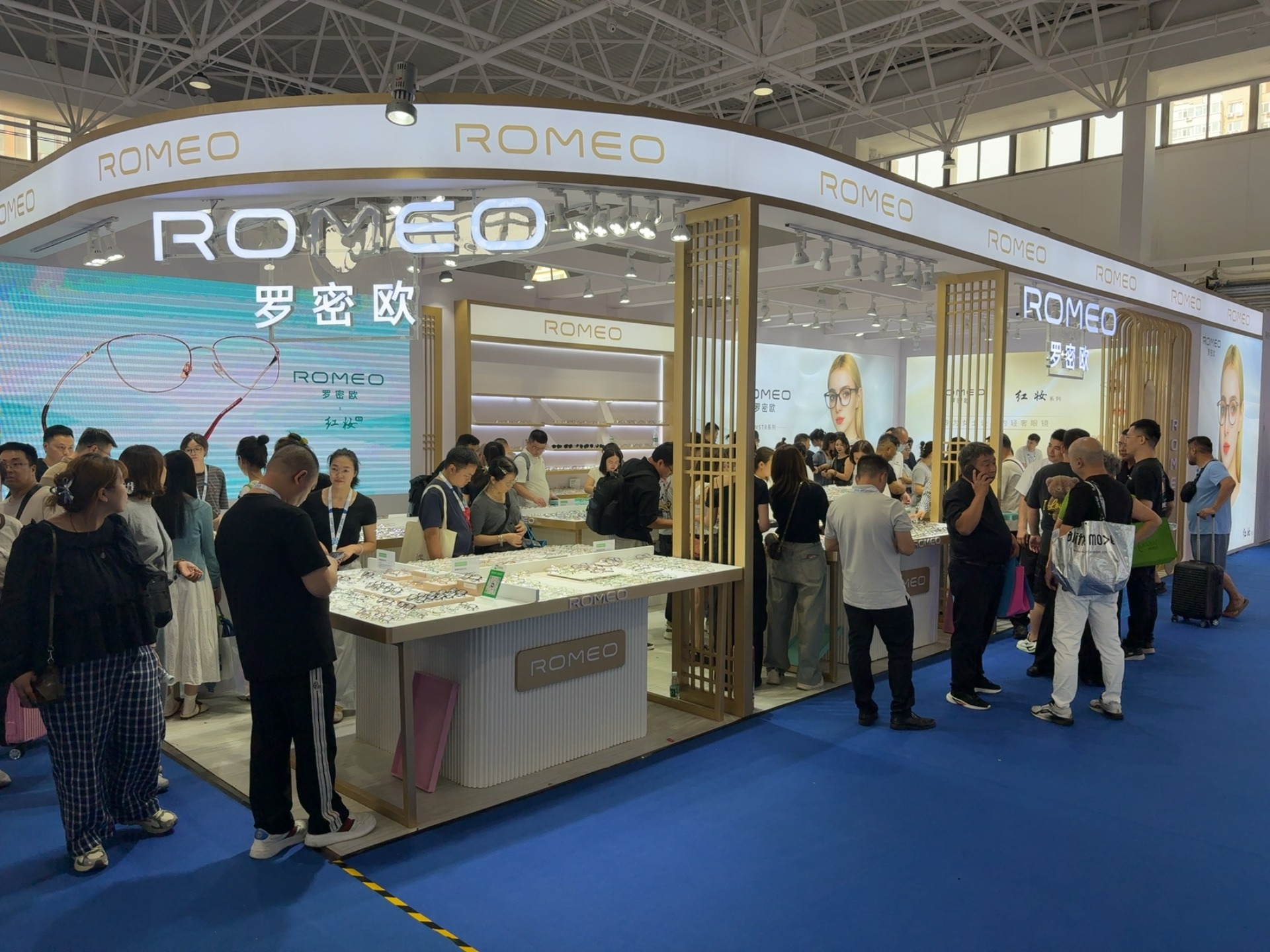 2025 中国国际眼镜业展览会：ROMEO 罗密欧眼镜优雅亮相，“红妆” 系列成时尚焦点