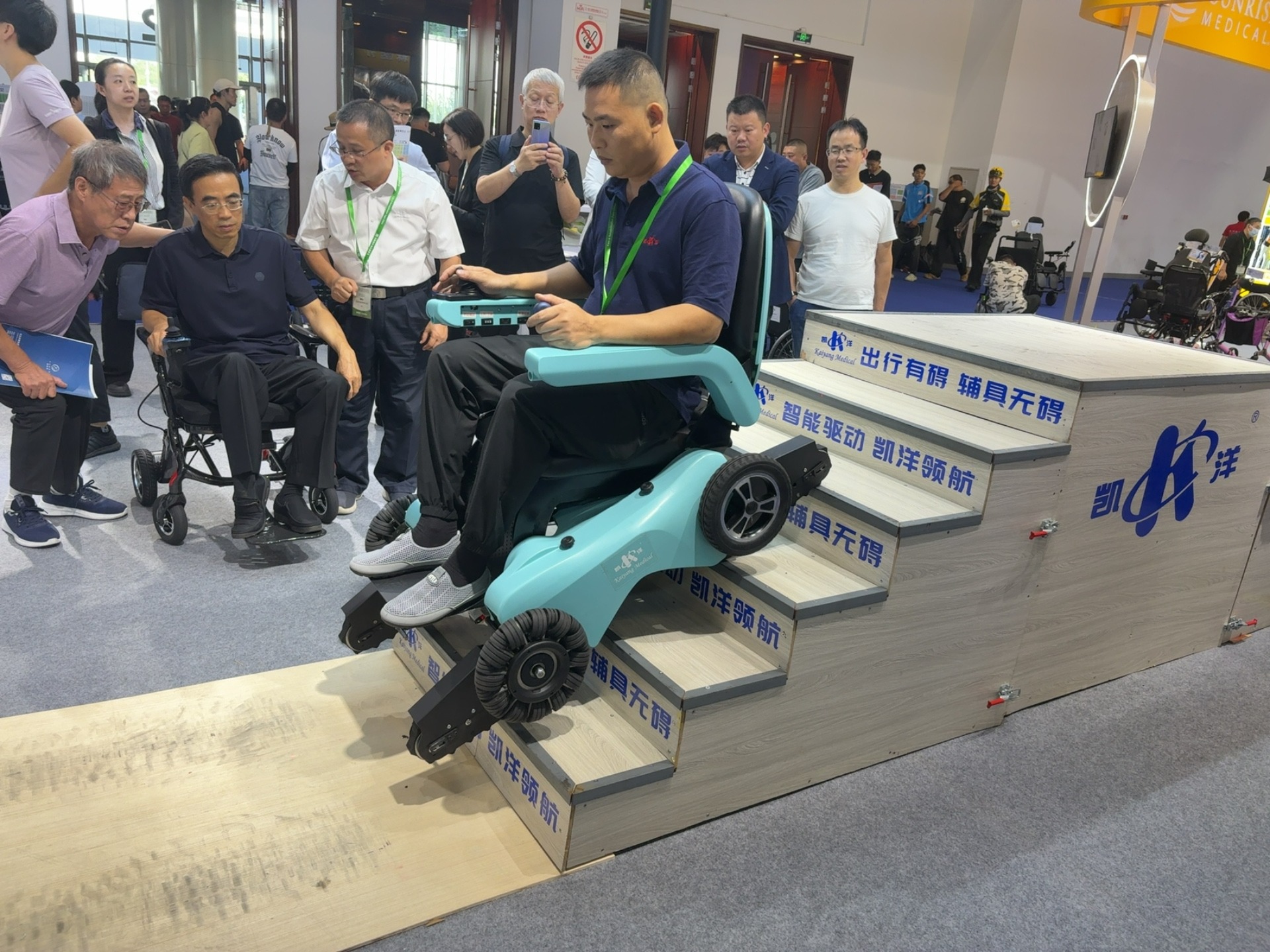 凯洋医疗亮相福祉博览会，智能爬楼轮椅突破出行壁垒，让“阶梯无阻”成现实