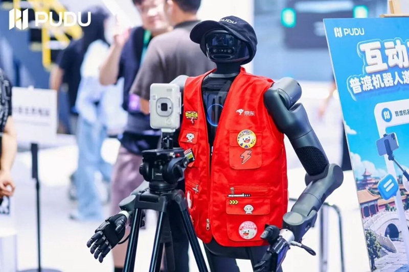 普渡联合京东发布PUDU D7 JoyInside版，开启商用具身智能生态合作