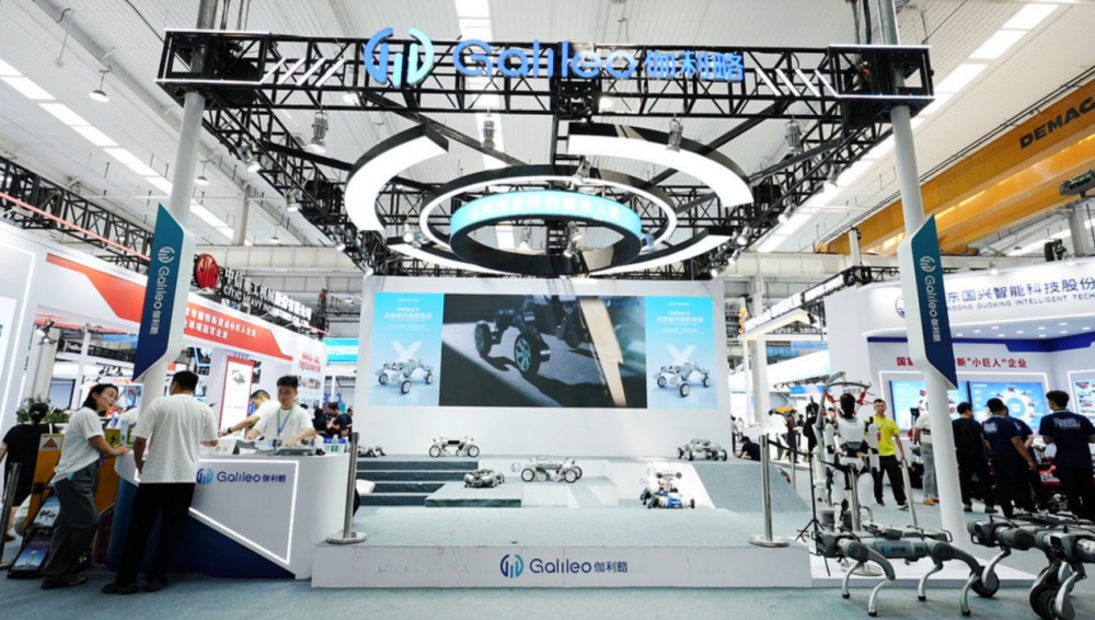 伽利略亮相2026世界机器人大会，全球首发Galileo X全域地面移动通用平台