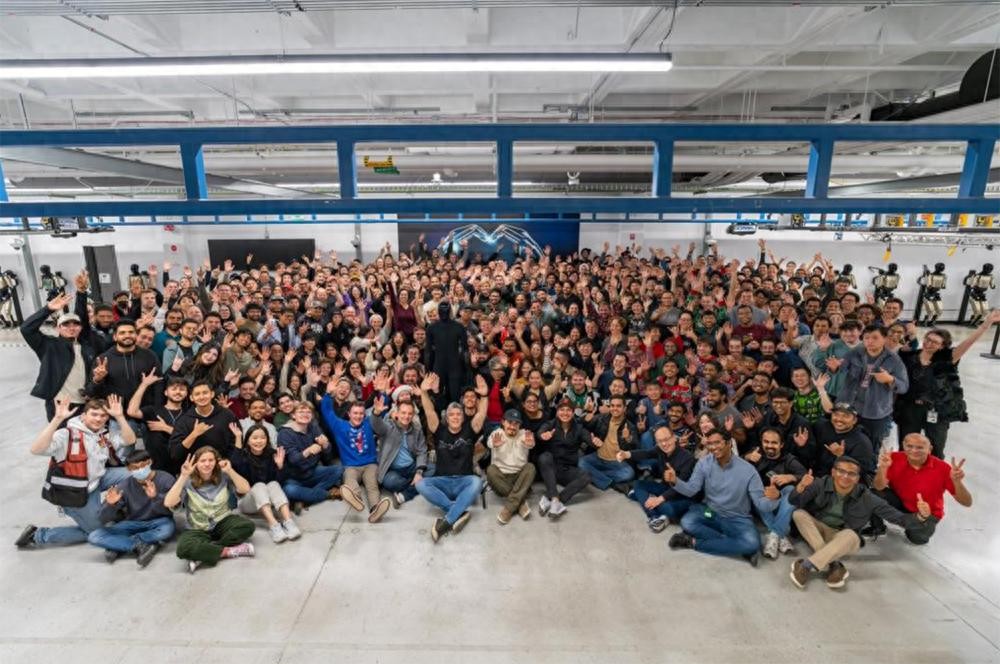 做人形机器人,不是拼人头:马斯克与王兴兴正在改写规则