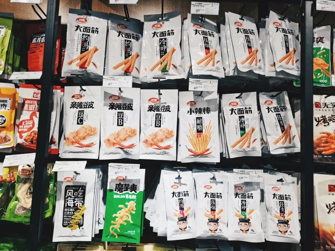 卫龙上市之路扑朔迷离：被曝吃出玻璃塑胶 擦边球营销翻车