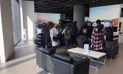 日均180销售火爆致pos机没电 特斯拉Model 3仍降价