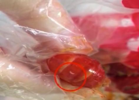 绝味鸭脖招牌虾球中吃出活虫 “万店时代”产品质量面临挑战