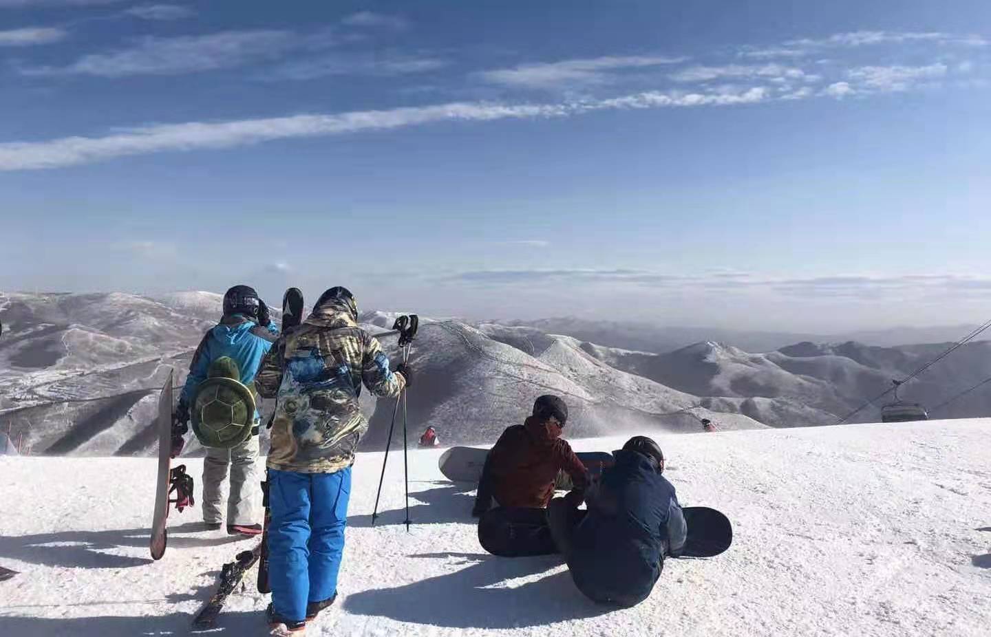 滑雪产业正在“上山”:3亿人撑起万亿市场 Dior等奢侈品入局