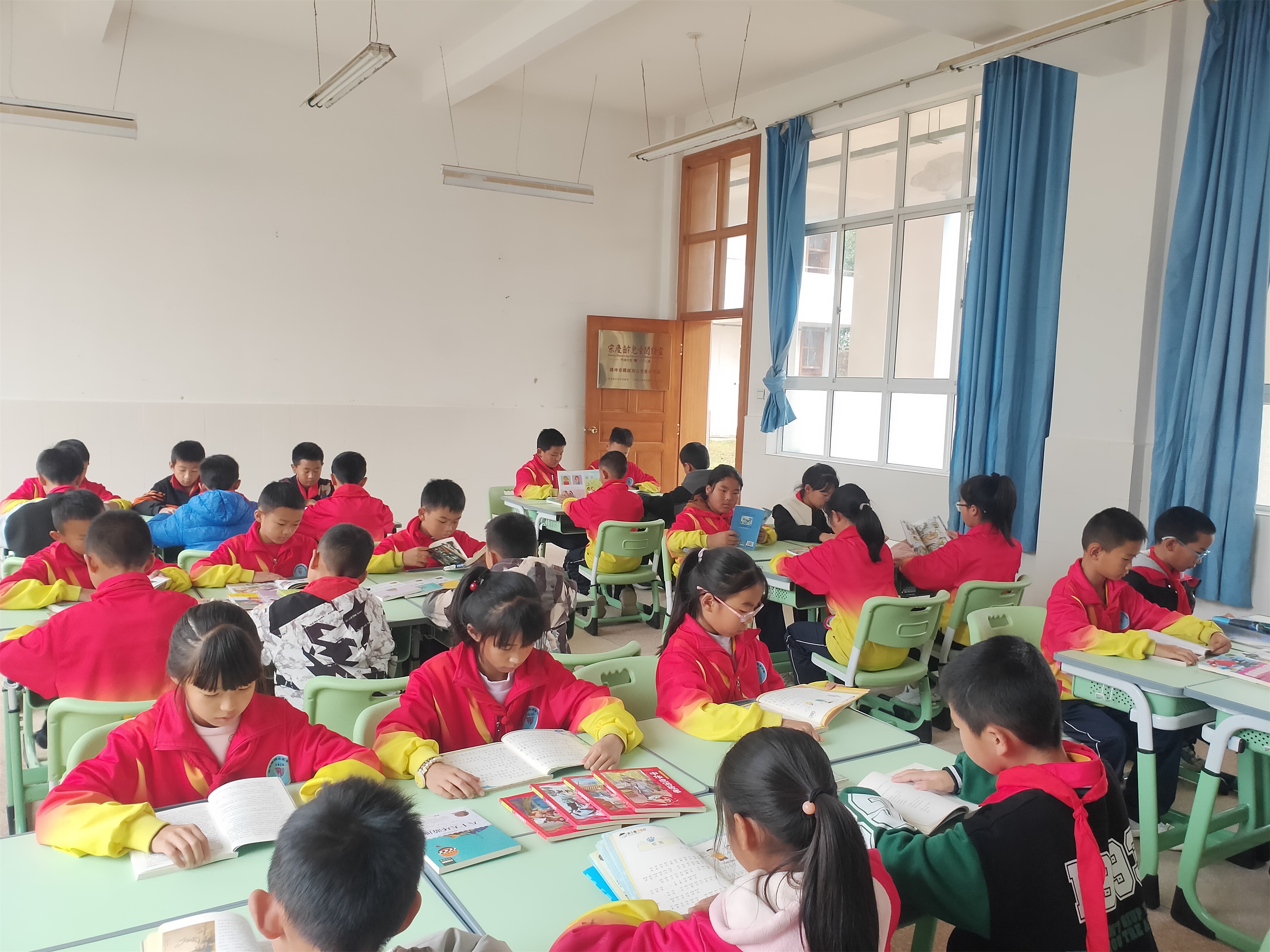云南腾冲市腾越洞山完全小学爱心图书室.jpg