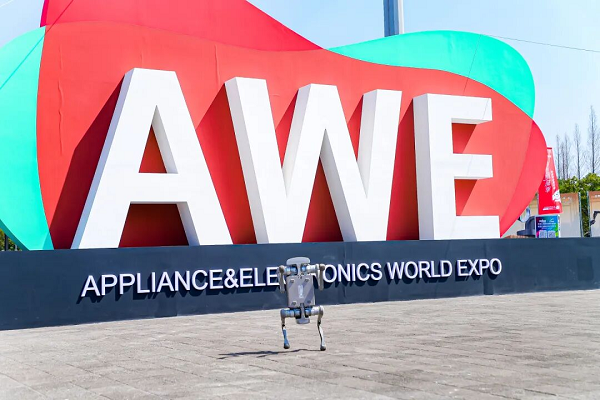 智身科技亮相AWE:自研四足机器人“钢镚L1”斩获艾普兰创新奖