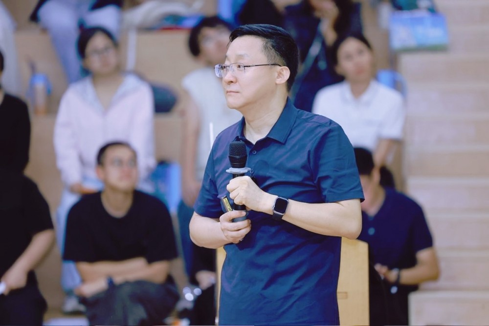 年轻人能有多强？刘庆峰对话清北学子：AI加持下，你的成长速度是过去的十倍